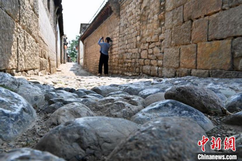 于家村石头街道。