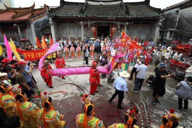 水上龙舟寻常见，潮州饶平旱龙在街上走了600年。