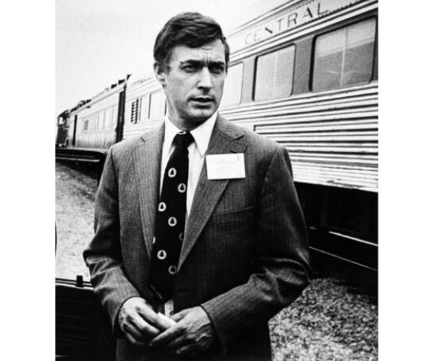 提摩西．梅隆1981年在参观房地产时，站在一辆检查列车外留影。