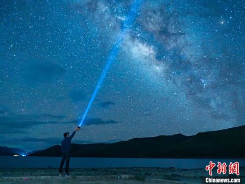 2022年7月17日，小新在西藏羊卓雍错湖畔与银河同框。