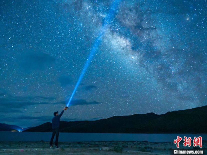 2022年7月17日，小新在西藏羊卓雍错湖畔与银河同框。