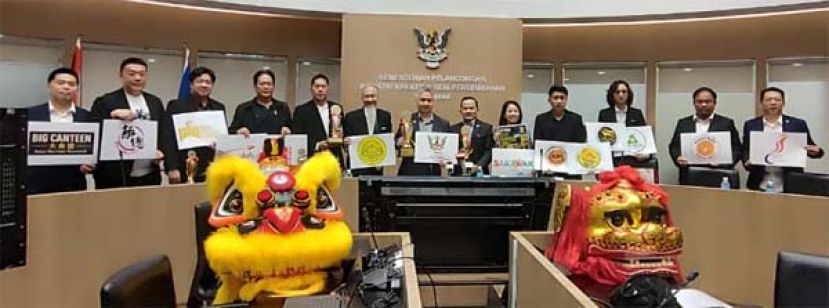 砂旅游、创意产业与表演艺术部副部长拿督史诺丹拉旺（中）今日在新闻发布会上展示奖杯等时影。左五为大会主席兼中国武术健身院顾问本曼查陈君义以及左六为中国武术健身院主席林贤通。