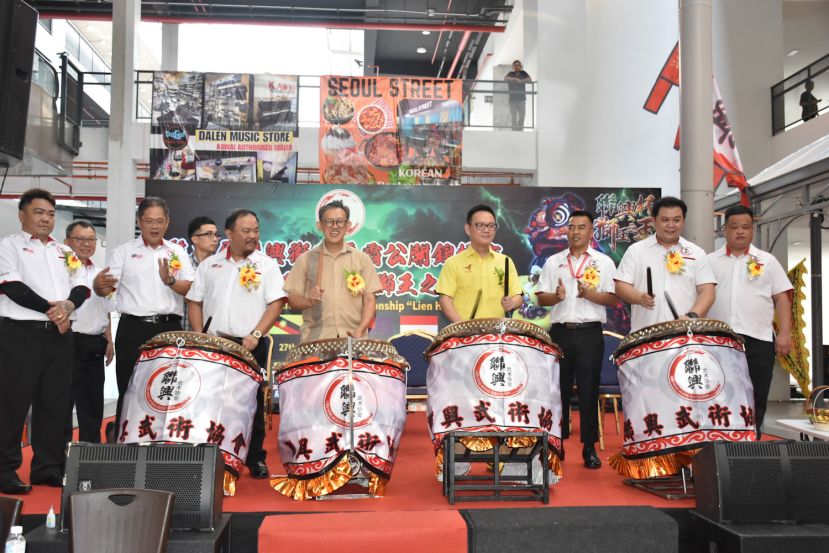 前排左三起为2025第二届联兴杯狮王之王联兴狮王争霸公开锦标赛筹委会主席杨子然、薛华东、符祥威、联兴武术协会会长陈志财共同主持开幕击鼓。