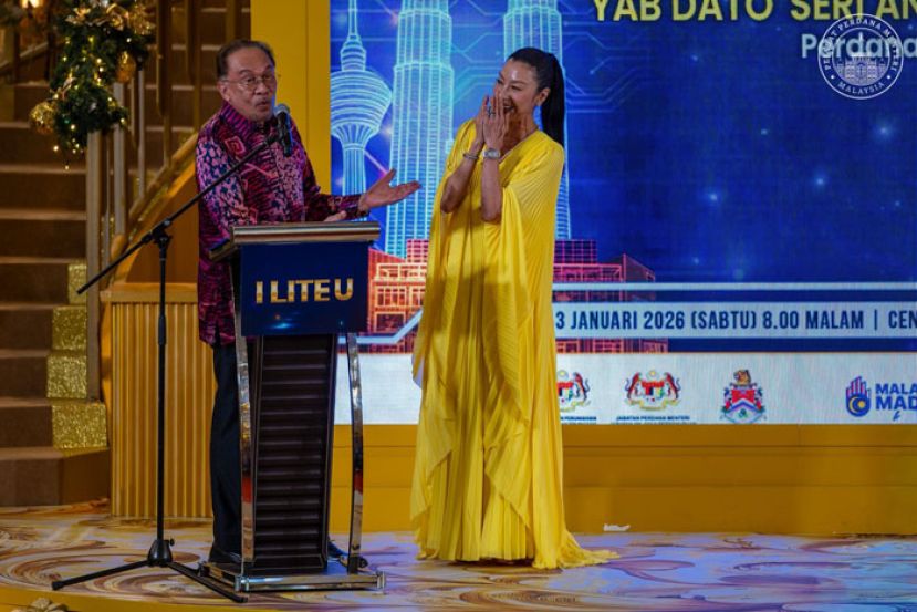 首相安华与丹斯里杨紫琼的逗趣互动。