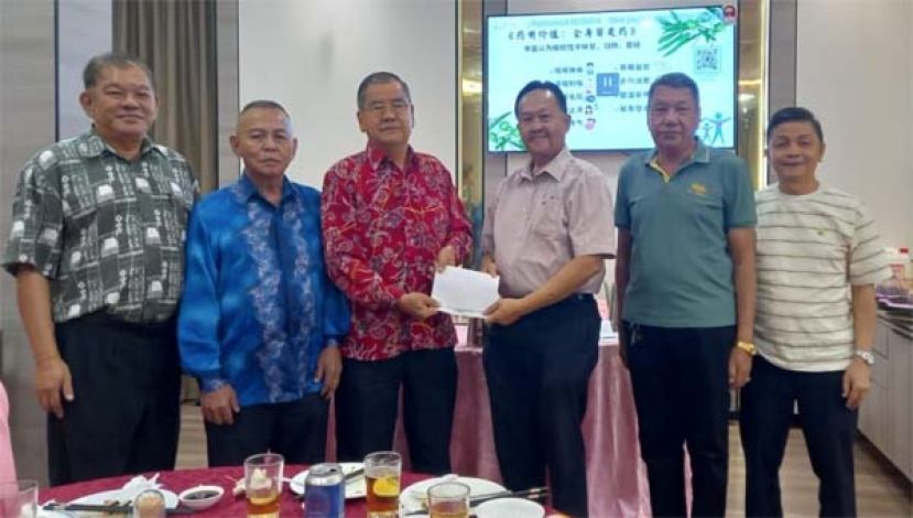  BDC砂地再也花园民众联谊会会长詹兴民（右3）致义诊特别嘉宾邀请函予联总会长郑文新（左3），左起为陈中兴中医师、古晋老巴刹民众联谊会会长甲必丹林传政；右起是筹委江秀明、何富强。