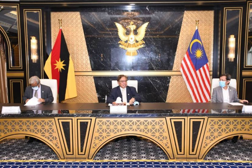 拿督巴丁宜阿邦佐哈里（中）主持砂政盟最高理事会会议。