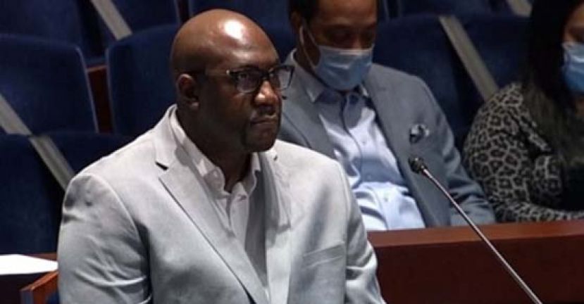 菲隆尼斯（图）出席众议院听证会。