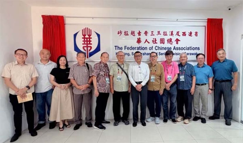 南洋大学校友学术会会长管伟灵(左6)，副会长谢盛海(左5)，顾问白士泮教授(右5)，新纪元董事陈定远教授(右3)，森卅南大校友会前会长李亚才(右4)，古晋南大前会长郑自勉(右2)等南大校友一行人，礼貌拜会华总会长拿督斯里黃良杰及华总主要领导。右一总协调何晋兴，左四秘书长林亚德，左三妇女组主任张慧娇，左二文教组副主任林学定，左一蔡集淞。
