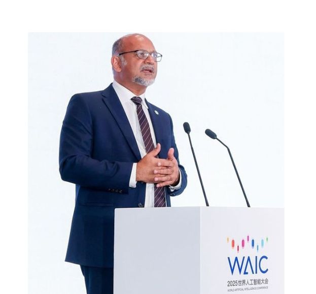 数码部长哥宾星在2025年世界人工智能大会上致词。