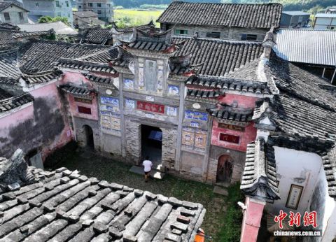 游客在位于五夫镇兴贤古街的兴贤书院参观，朱熹少时在这里读书、中年时在这里讲学。