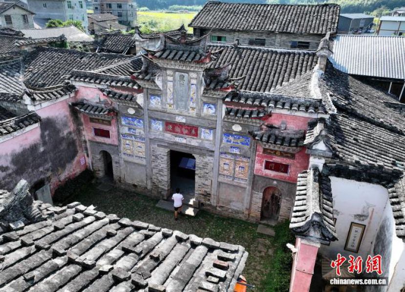 游客在位于五夫镇兴贤古街的兴贤书院参观，朱熹少时在这里读书、中年时在这里讲学。