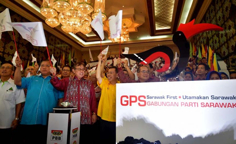 图①：砂首长兼土保党主席拿督巴丁宜阿邦佐哈里连同其他三党领导为砂盟党徽标志主持推展礼。