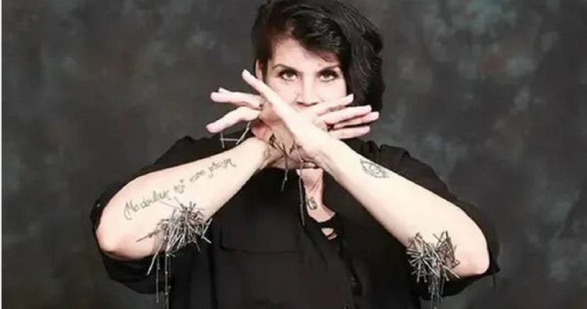 辛恩体内有52个植入物，打破金氏世界纪录。