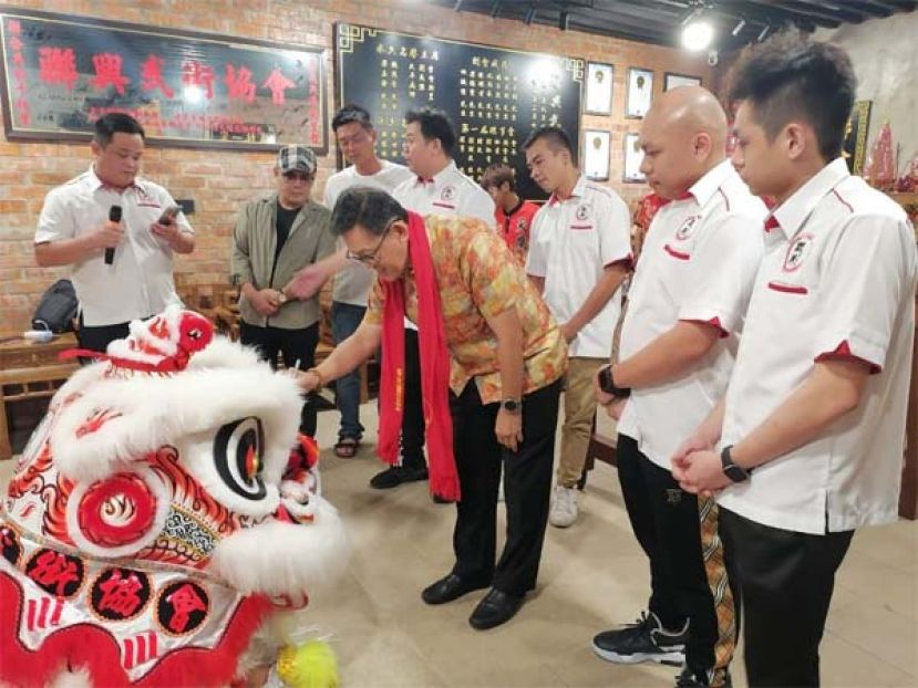 薛华东（右3）在会长陈志财（右4）等人陪同下，为联兴武术协会一头醒狮主持&ldquo;点睛开光&rdquo;仪式，左为陈顺才。