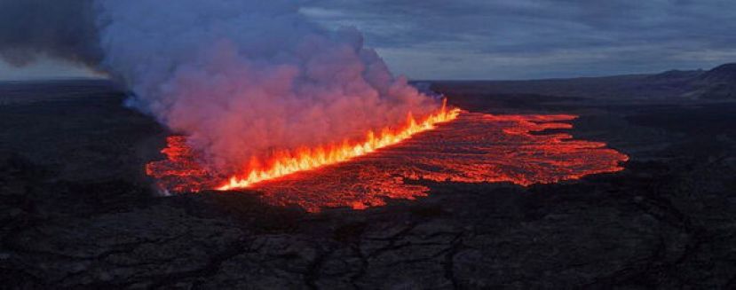 冰岛火山喷发，喷发裂缝长700公尺至1000公尺。