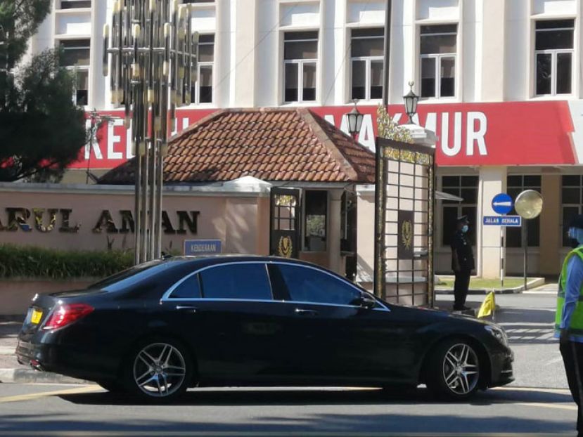 吉打州苏丹殿下在上午10时02分驾临州政府大厦。