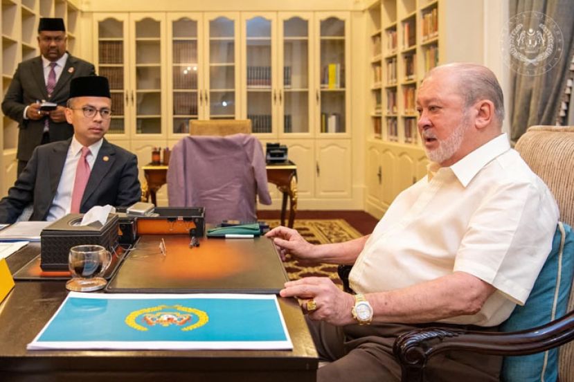 国家元首听取部长汇报。