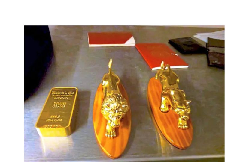 反贪会所查获的黄金塑像。