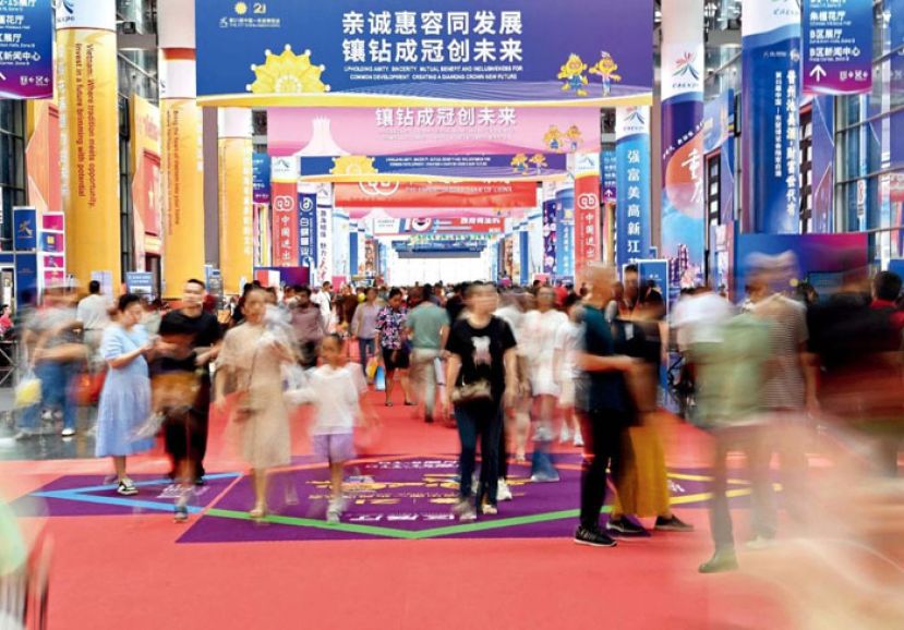 2024年9月28日，观众在广西南宁市举行的第21届中国&mdash;东盟博览会上参观。