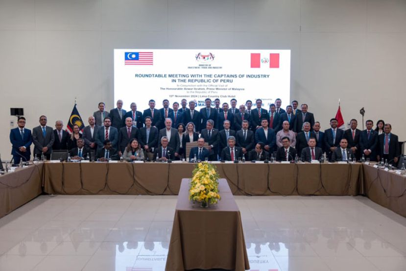 首相与出席亚太经济合作组织首席执行员峰会的商业翘楚们合影。