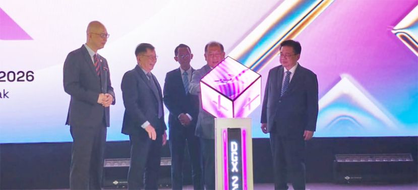 数字部副部长威尔逊乌嘉(右二)为2026年数字政府交流会主持开幕礼。左起为砂拉越多媒体局总经拿督张永亨、砂资讯系统有限公司主席陈康南及砂资讯系统有限公司首席执行员布西亚瑟曼；右一为数字部秘书长拿督法比安。