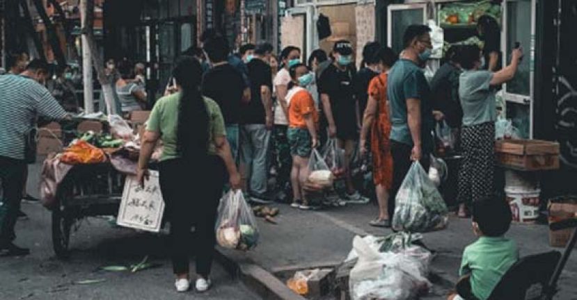 新疆市民抢购粮食。