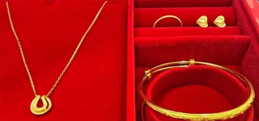 黄金价格高企改婚庆消费，中国新一代兴起“租三金”。