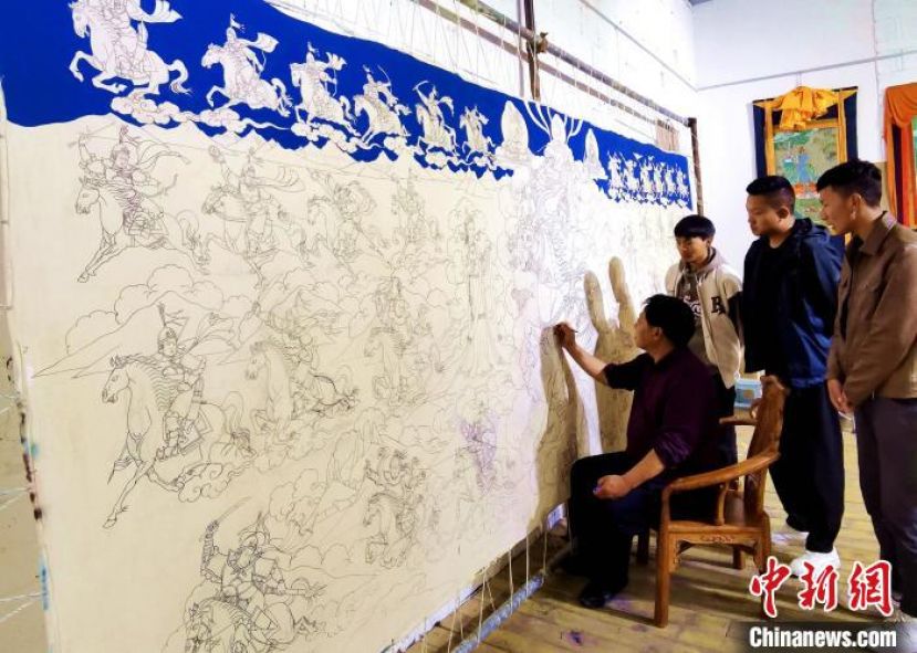 彭措德勒指导学员为《格萨尔》唐卡人物勾图。