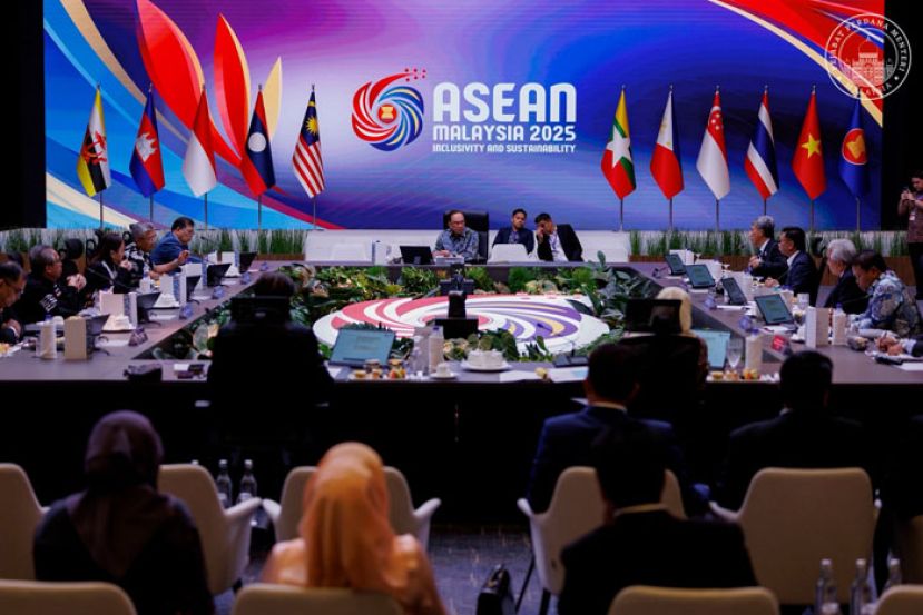 首相安华主持东盟峰会的前期委员会议。