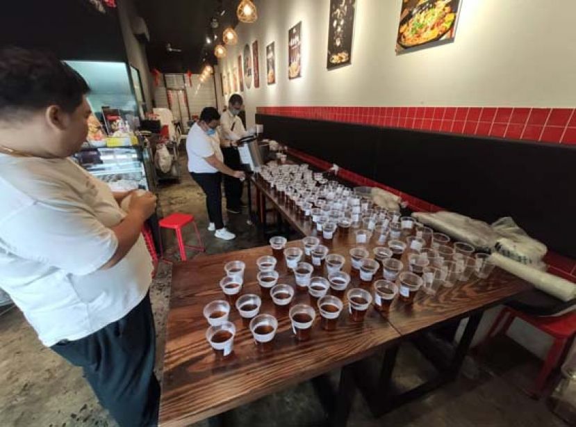 古晋中医防疫团队每日准备大量中药凉茶给抗击疫情前线人员饮用。