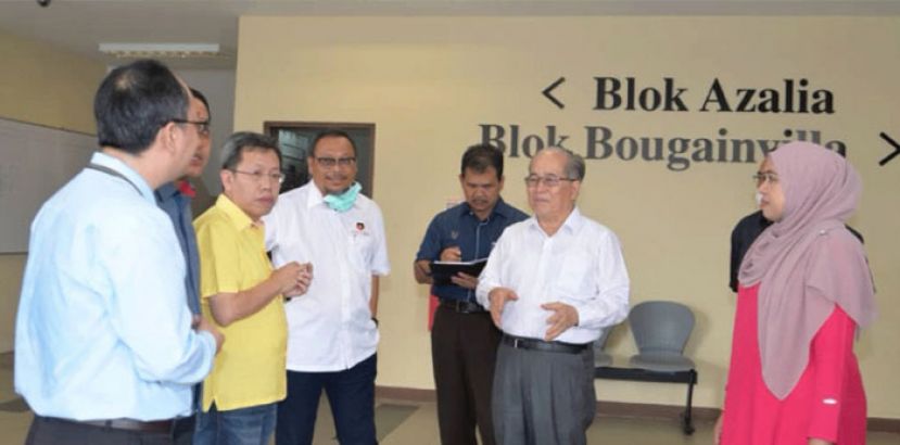 拿督阿玛道格拉斯 （右二）及沈桂贤（左二）巡视场所，以确定是否适合充当临时隔离中心。