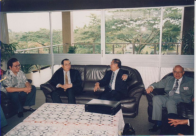 上世纪90年代，吴德广代表中国前来古晋开设中国驻古晋总领事馆不久，中国时任中国银行行长王雪冰到访古晋。这是一个吴德广（右一）、时任马华工商联合会（现中总）会长丹斯里拿督阿玛黄文彬（右二）、拿督黄国忠（左一）到古晋机场迎接王雪冰（左二）的历史镜头。