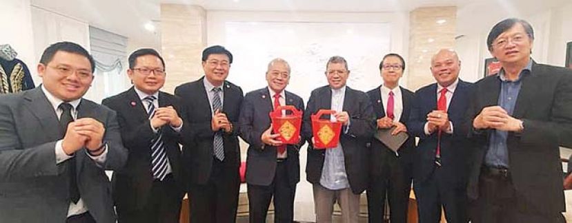 吴添泉（左4）率领华总领导层拜会外交部，赠送芦柑予赛夫丁（左5）。左起为蔡珳旭、李德华、黄振兴；右起为陈国明、张国安与杨有为。