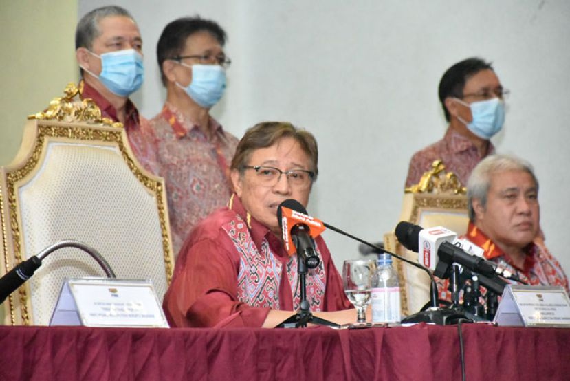 砂首长拿督巴丁宜阿邦佐哈里。