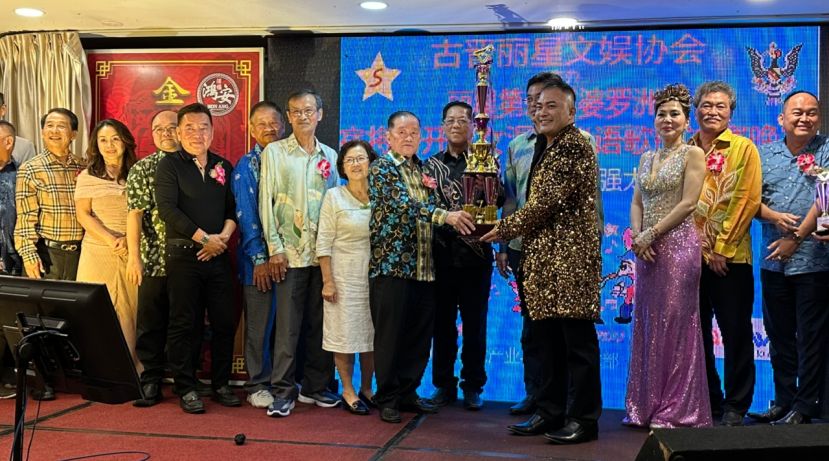 古晋丽星文娱协会会長余清智（左4）在众人陪同下，赠送水果篮予马来西亚福州社团联合总会总会长兼古晋丽星文娱协会永久名誉会长拿督斯里刘为强太平局绅（右4）；左起为筹委主席林唐錦、古晋丽星文娱協会主席謝智华、永久名誉会长黄启萍、实旦宾区国会议员张健仁（中）；右起为古晋丽星文娱協会名誉会長蔡傳偉、名誉会長拿督龔财兴和名誉会长天猛公拿督陳如飞。
