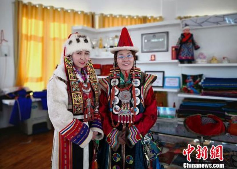 60岁的国家级非物质文化遗产&ldquo;肃北蒙古族服饰&rdquo;国家级传承人娜仁其其格和妹妹萨尔娜。