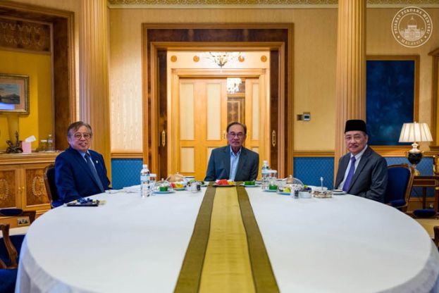 首相安华(中)与阿邦佐哈里(左)及哈兹兹(右)举行早餐交流会。