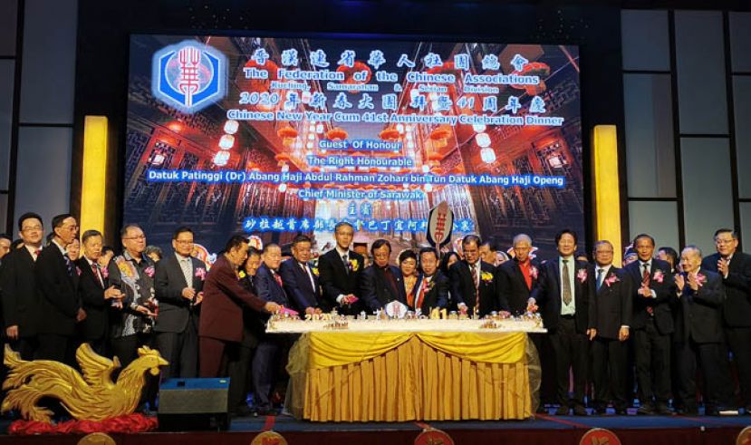 砂拉越首长阿邦佐哈里（中）在晋汉连省华总全体理事及嘉宾陪同下，共切晋汉连省华总41周年纪念蛋糕。