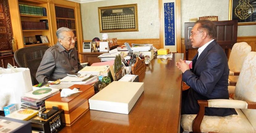 公正党主席拿督斯里安华（右）与拜会敦马哈迪，共商交棒事宜。