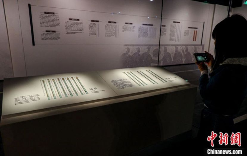 在湖北省博物馆展出的 《语书》《秦律十八种》。