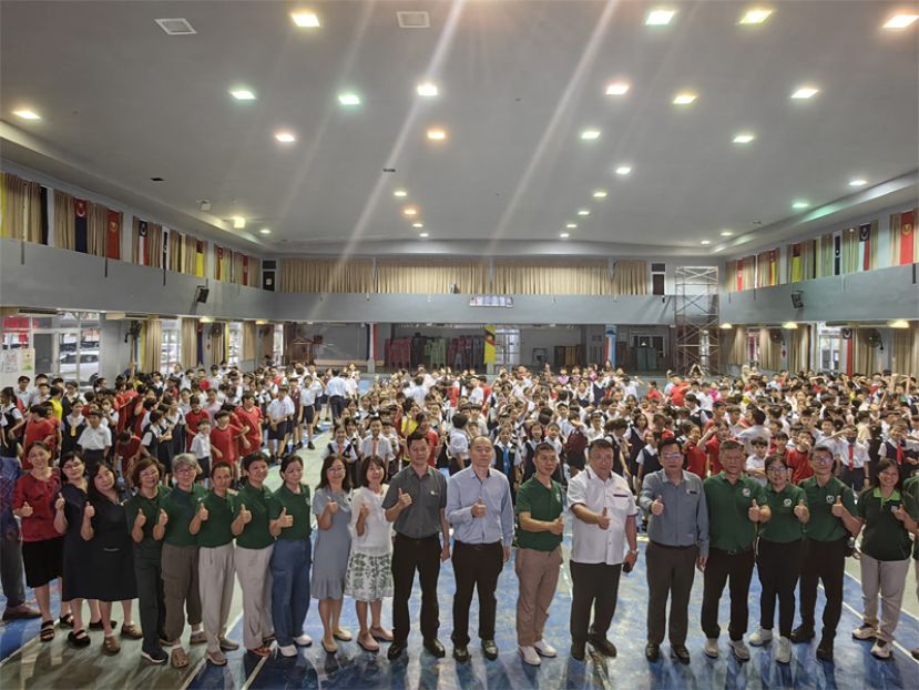 主办方与全体师生们合影。