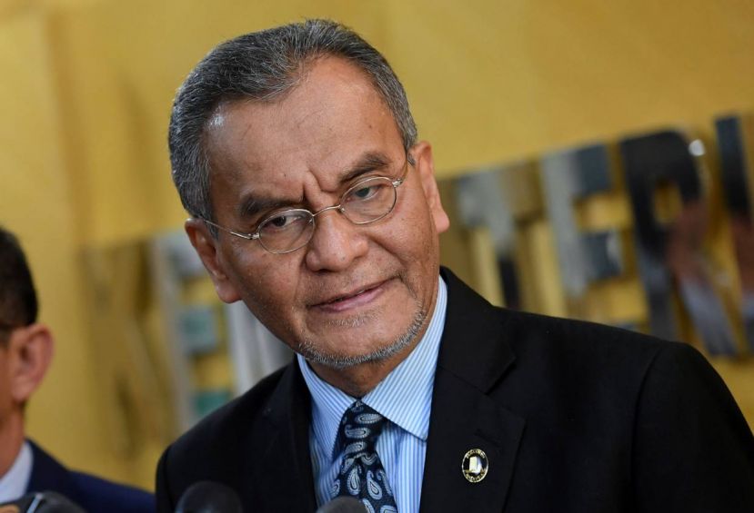 卫生部长拿督斯里祖基菲里。