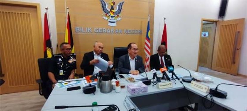 砂副总理兼灾难管理委员会主席拿督阿玛道格拉斯在召开新闻发布会时摄。