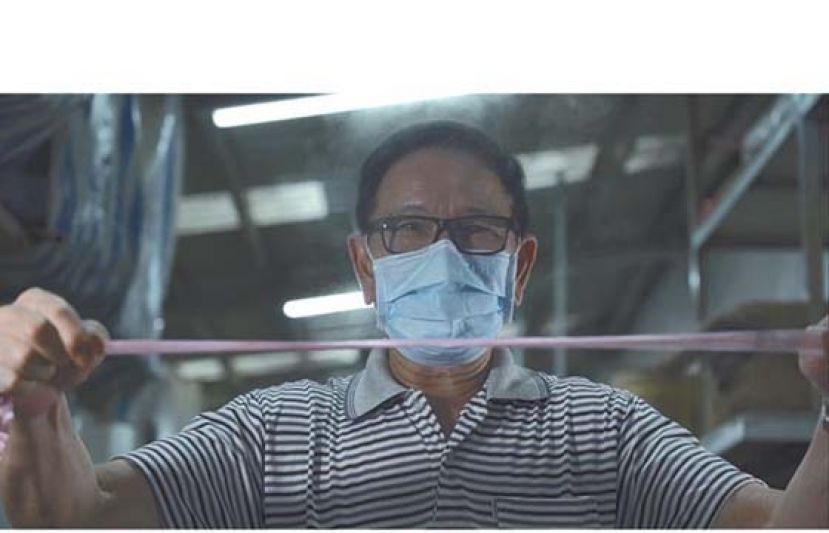 一条绳，在扎了瓶子几十年的威哥手上，多少豉油瓶也能扎实。