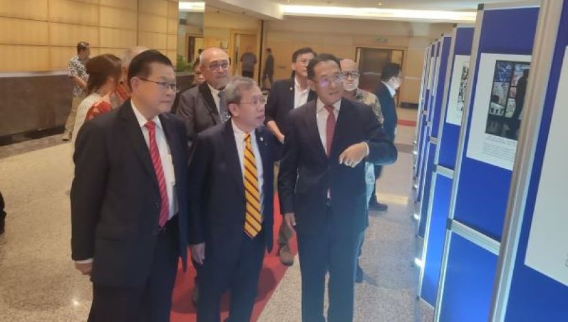 在中国驻中国总领事邢伟平（右）以及砂交通部长拿督斯里李景（左）的陪同下，砂副总理拿督阿玛沈桂贤（中）观赏历史照片时摄。