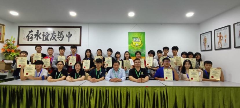 砂医总会长江宗兴（前排左5）与参与中医知识假期趣味班的学子合影。