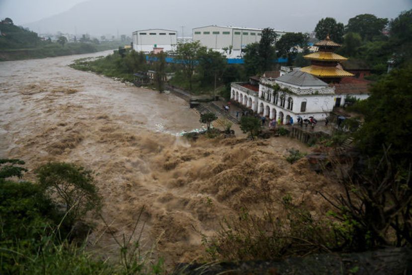 尼泊尔连日豪雨引发大规模山崩与山洪。