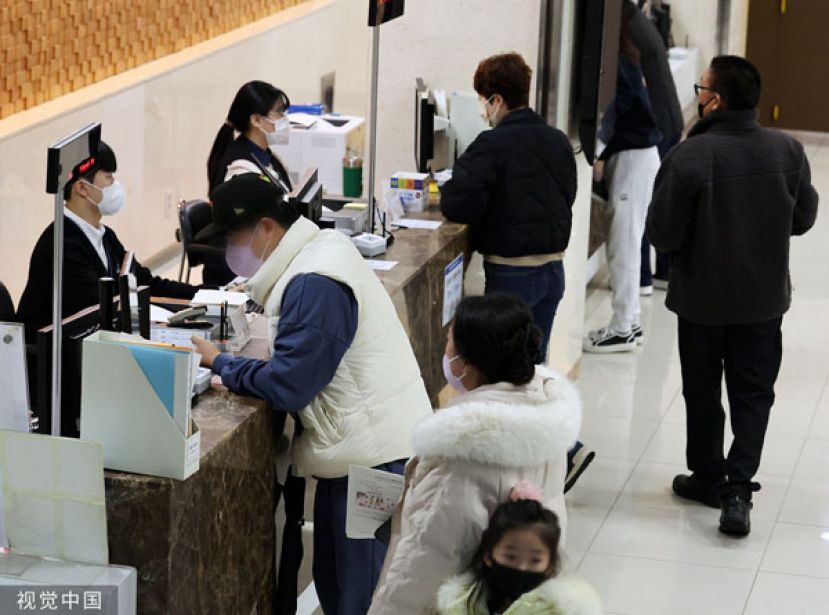 韩国住院与实习医师大规模请辞罢工，医院急诊室大乱，民众现场排队等候看诊。