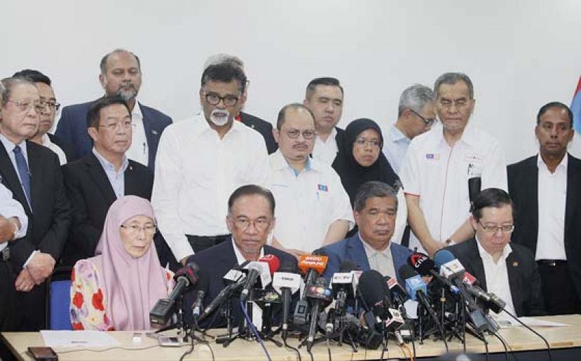 希望联盟新闻发布会，前排左起为旺阿兹莎、安华、莫哈末沙布及林冠英。