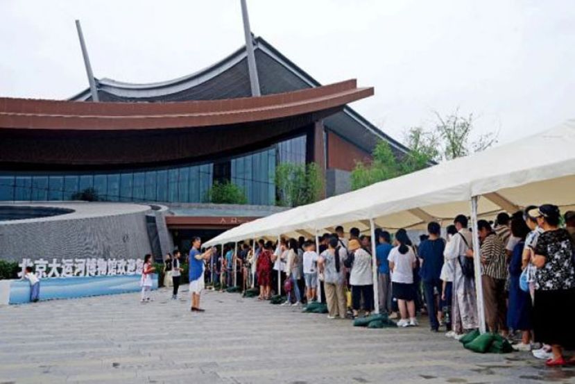 众多家长带领小孩在北京大运河博物馆观看“探秘古蜀文明──三星堆与金沙”展览。